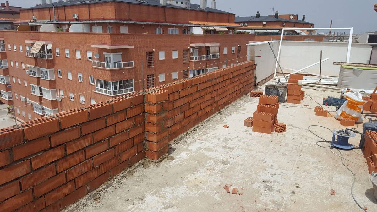 Azotea en obra antes del refuerzo del muro, en Alzira