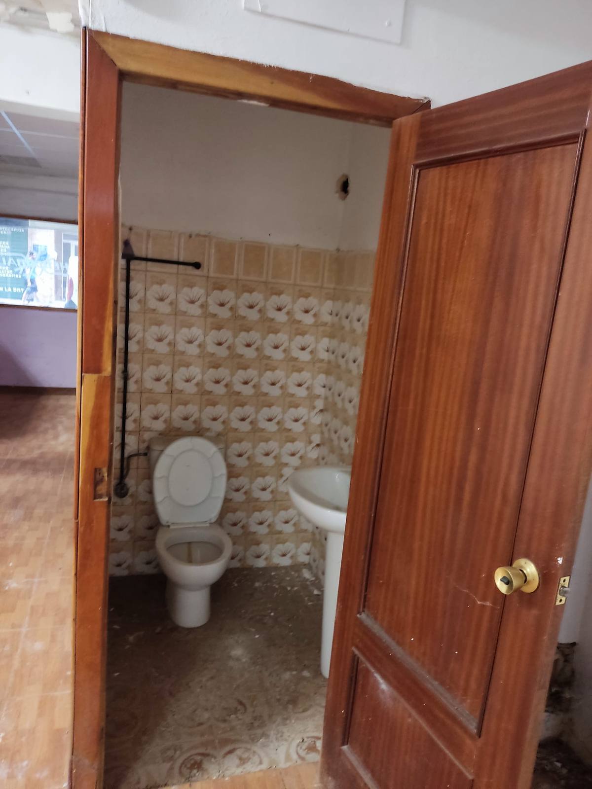 Baño con azulejo floral y sanitarios de los años 90, antes de la reforma