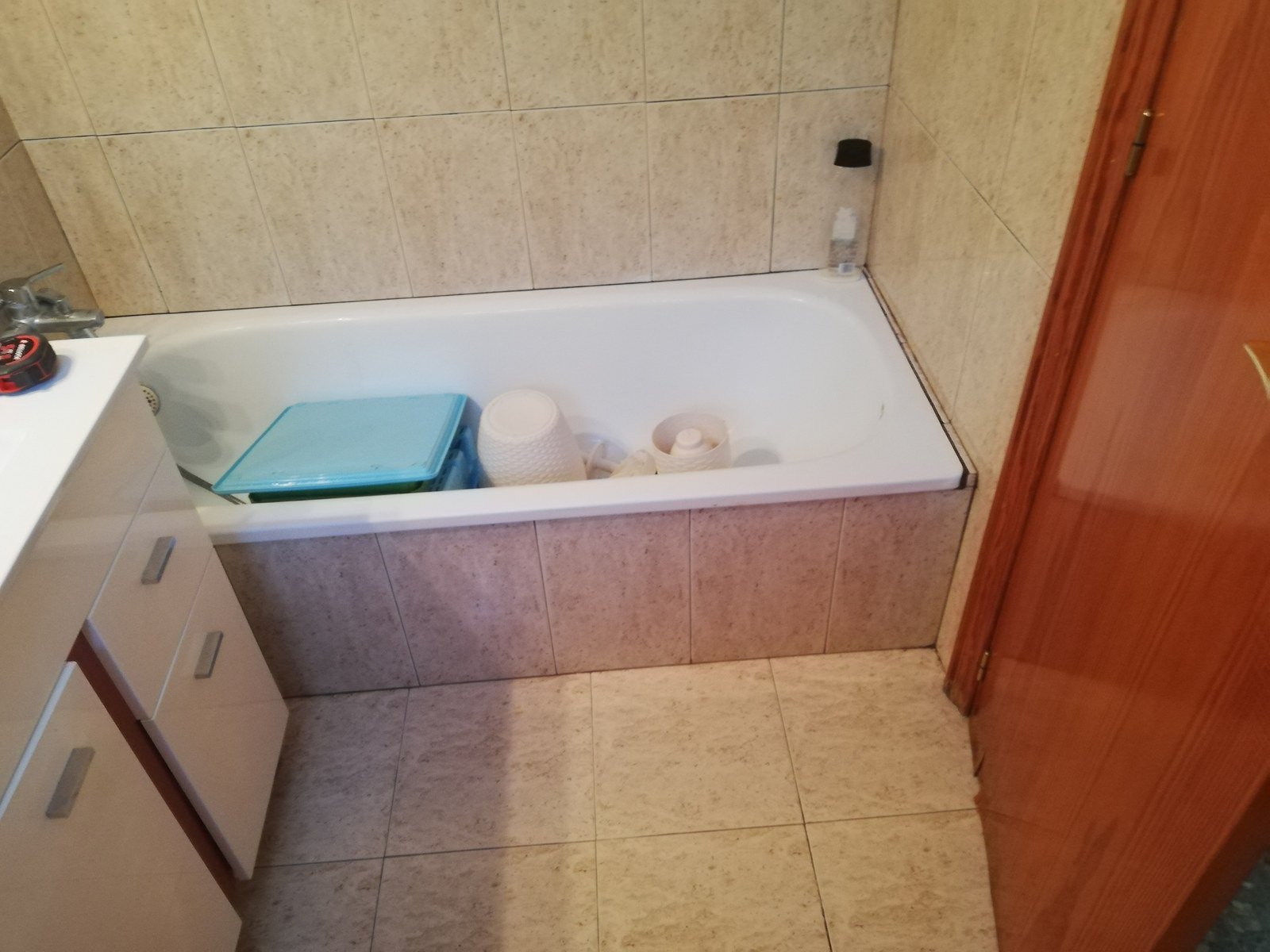 Bañera antigua usada como almacén, antes de cambiarla por un plato de ducha