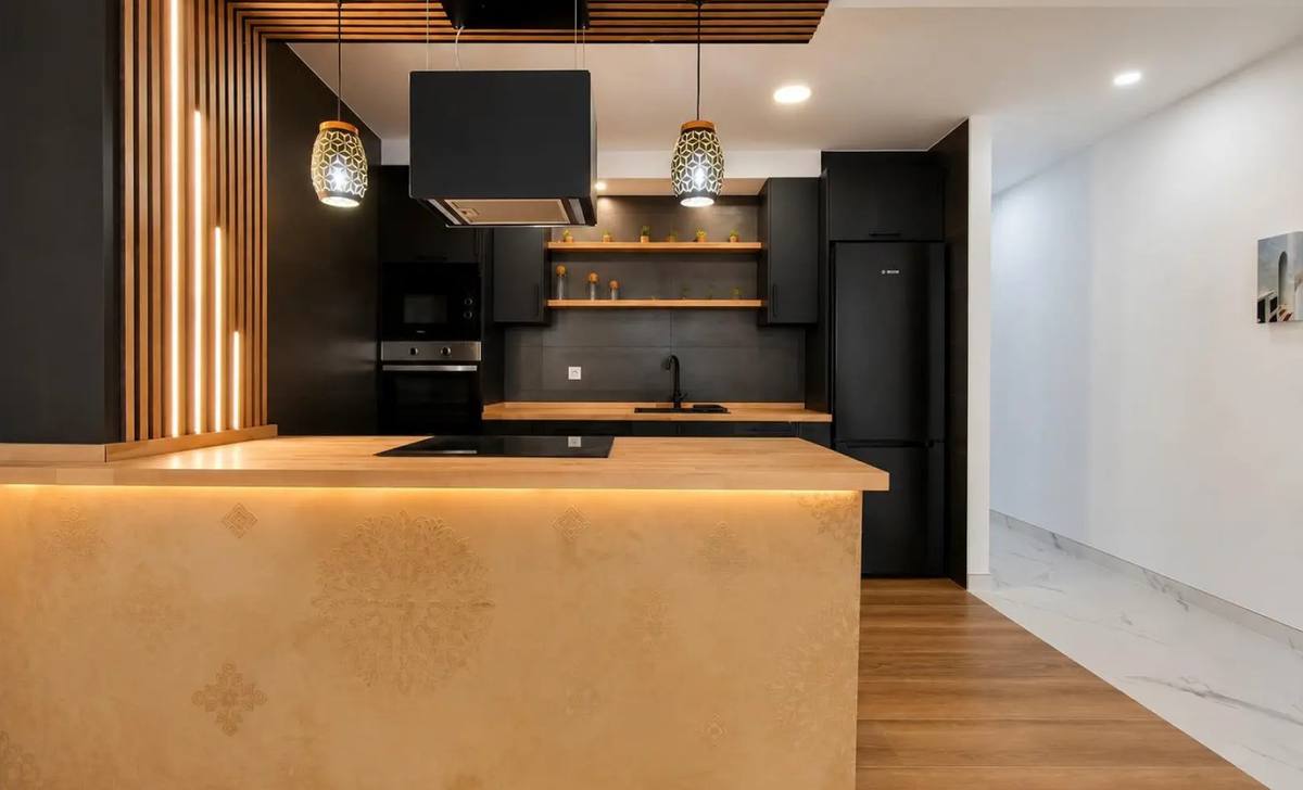 Cocina reformada en negro, en Alzira