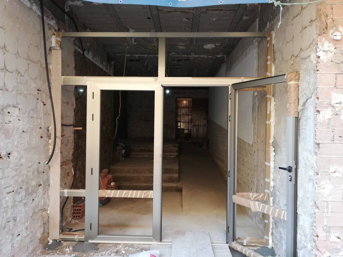 Entrada de una comunidad de vecinos antes de la reforma