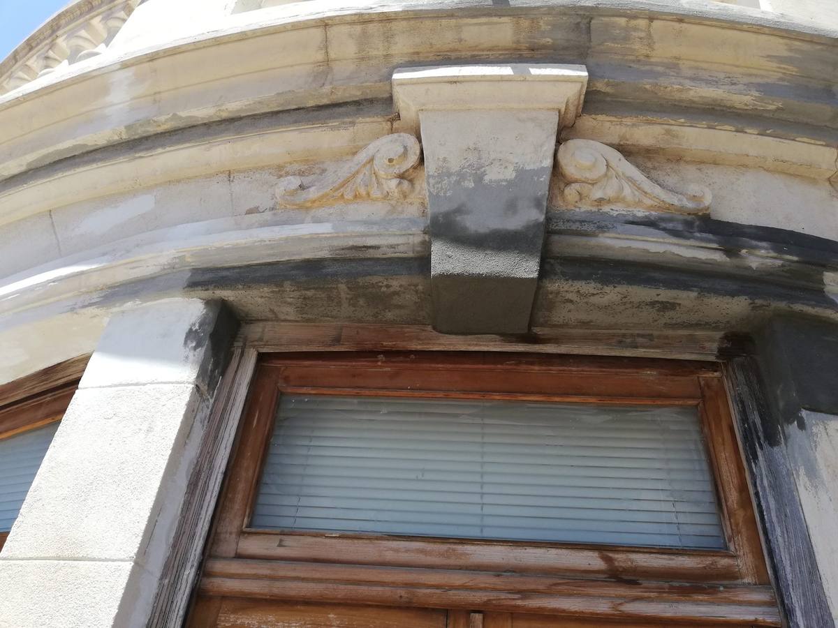 Detalle de la cornisa restaurada de la fachada histórica