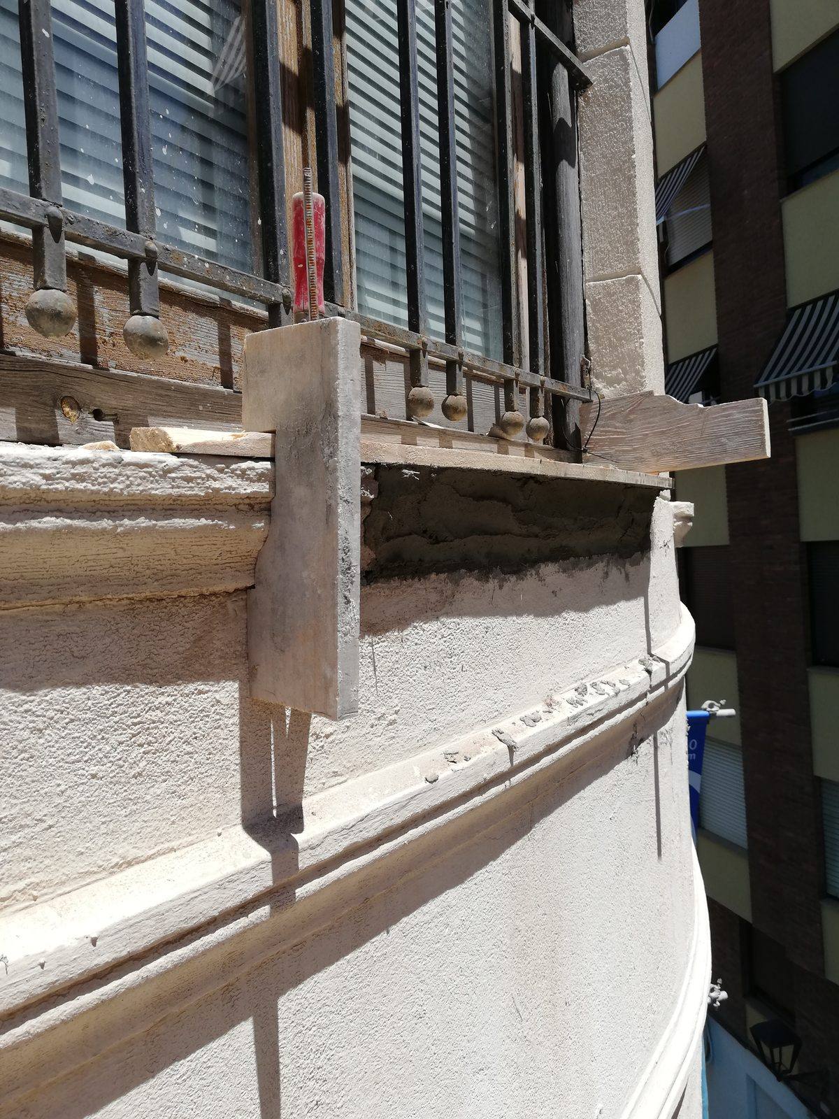 Reconstrucción de la moldura de la fachada histórica