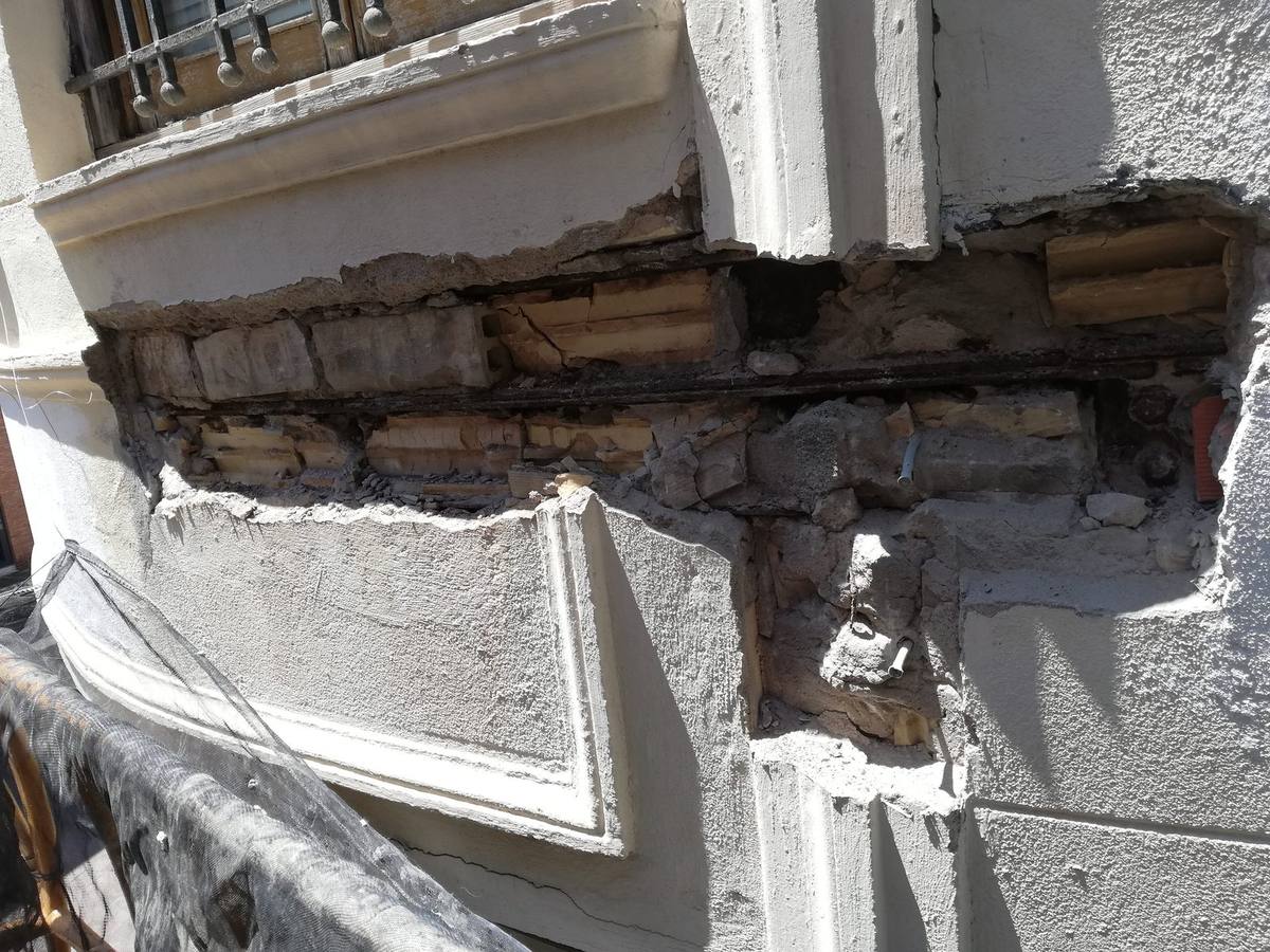 Remate de albañilería en la fachada histórica de Alzira