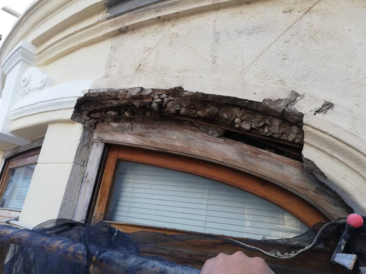 Cornisa de la fachada histórica con el hierro a la vista, antes de la restauración