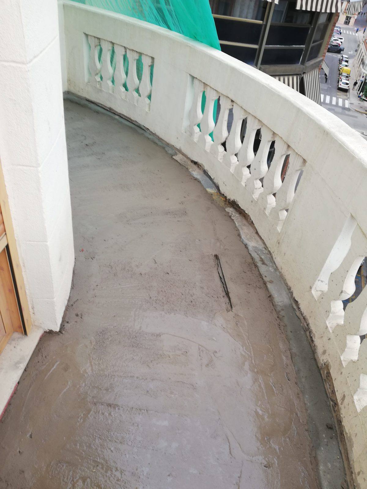 Balcón de la fachada histórica en obra, reconstruyendo el suelo