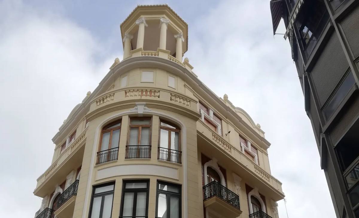 Fachada pintada de un edificio histórico de Alzira