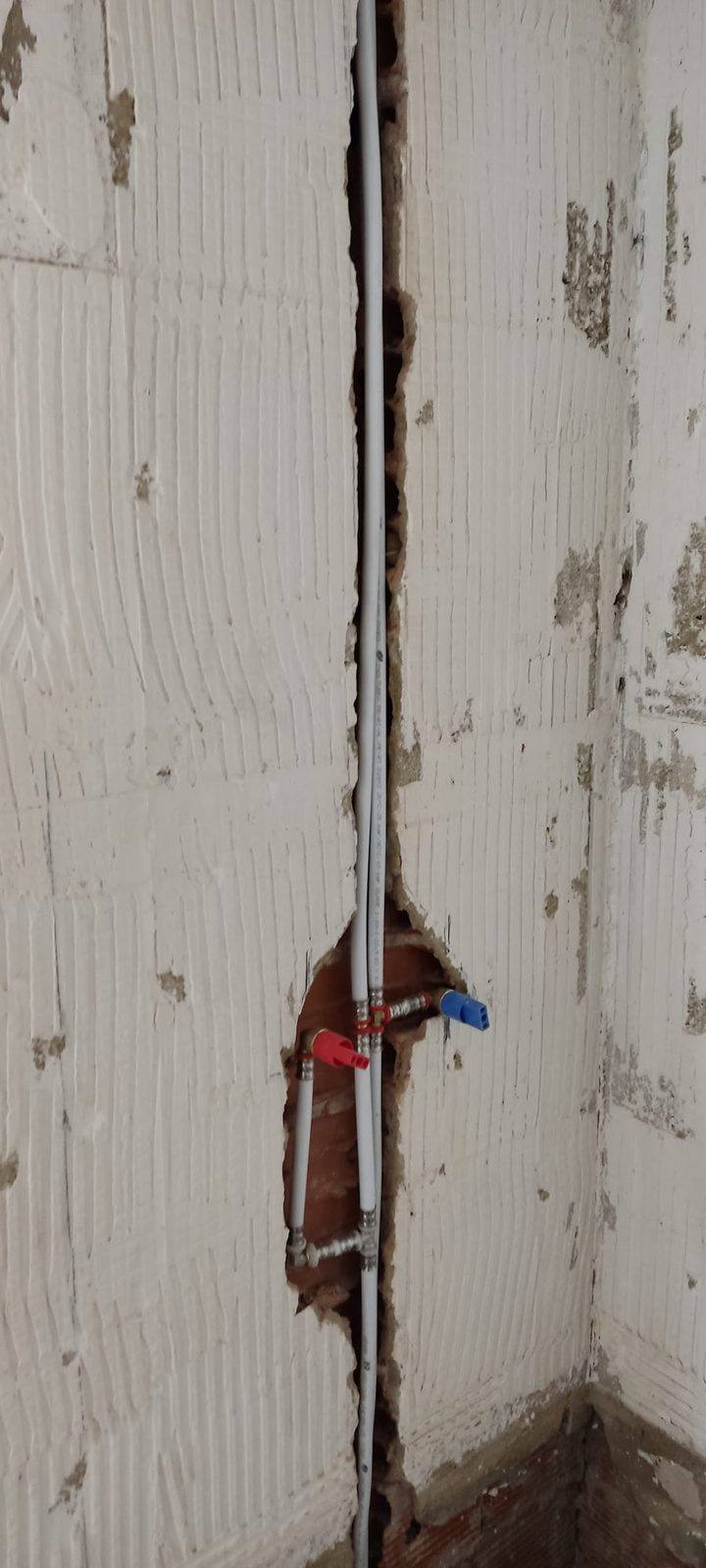 Instalación de fontanería antigua de un baño, antes de renovarla