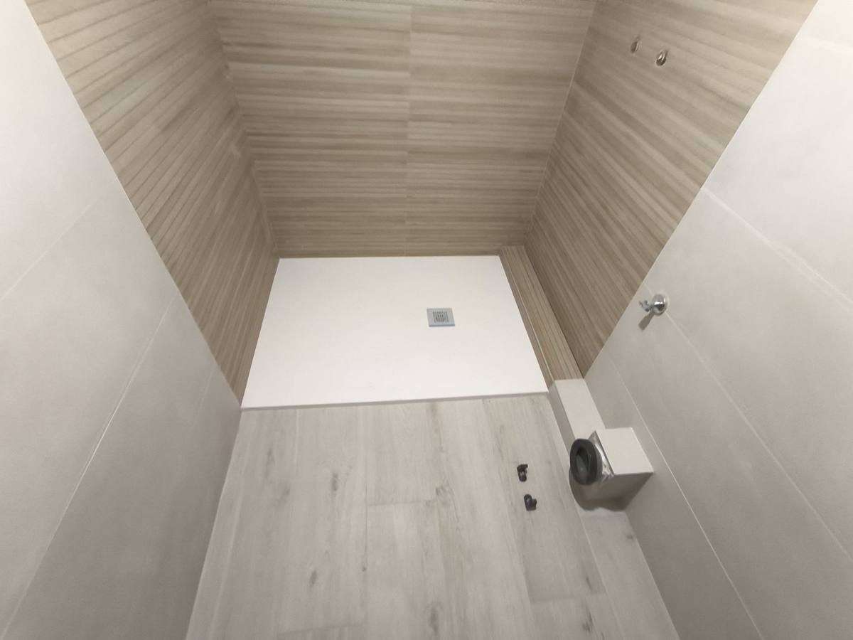 Baño con la instalación de fontanería renovada