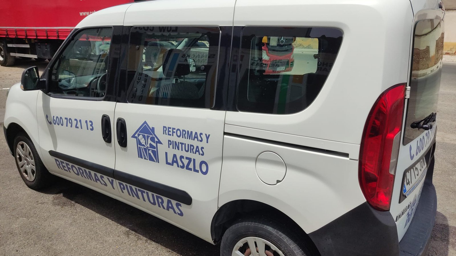 Furgoneta rotulada de Reformas y Pinturas Laszlo, con el logo y el teléfono de contacto