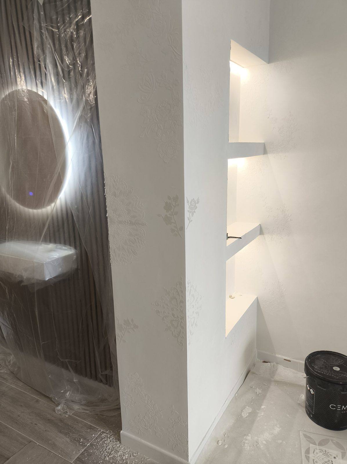 Mueble con estantes iluminados acabado en microcemento continuo