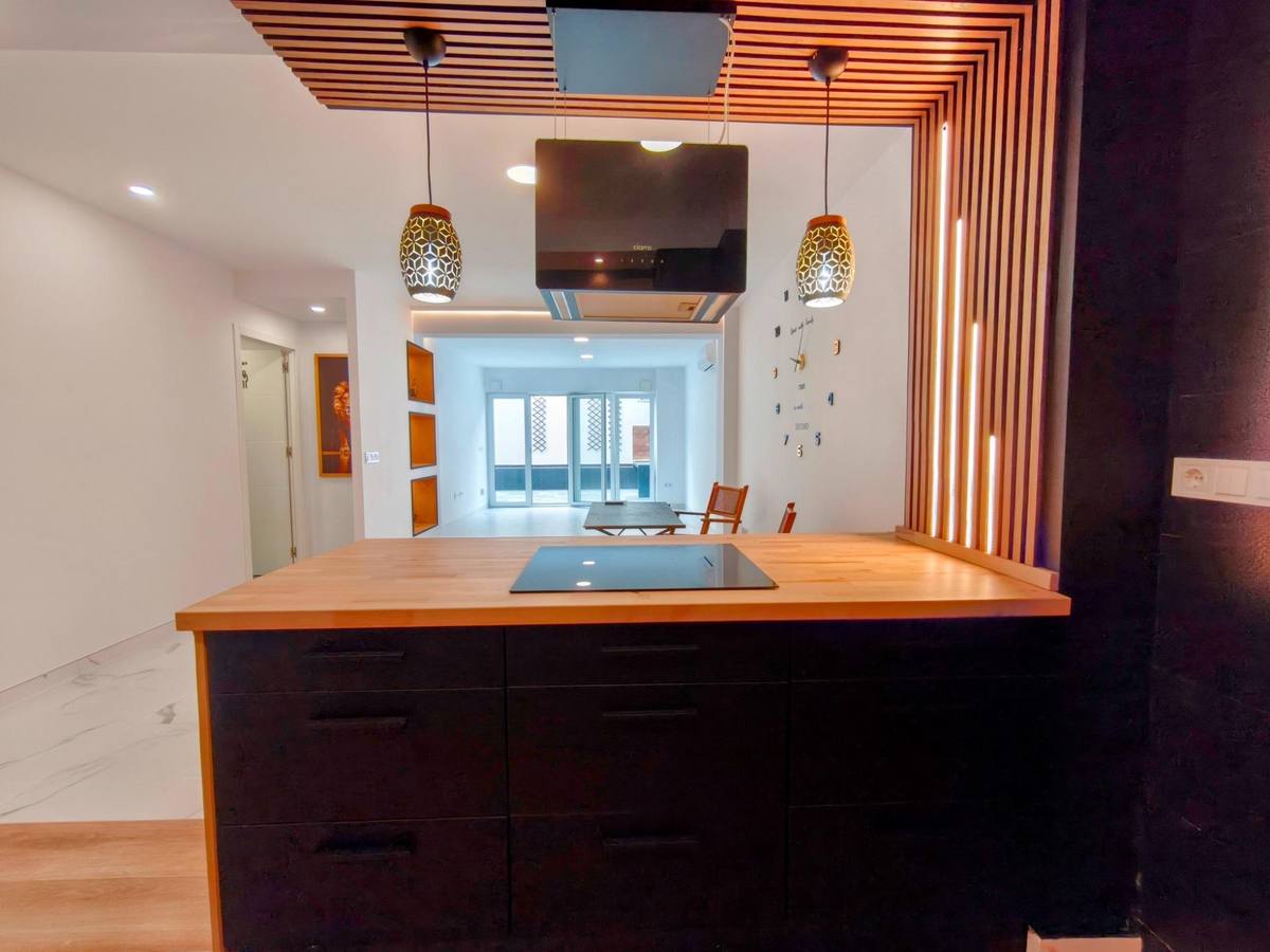 Detalle de la encimera y los muebles de la cocina reformada