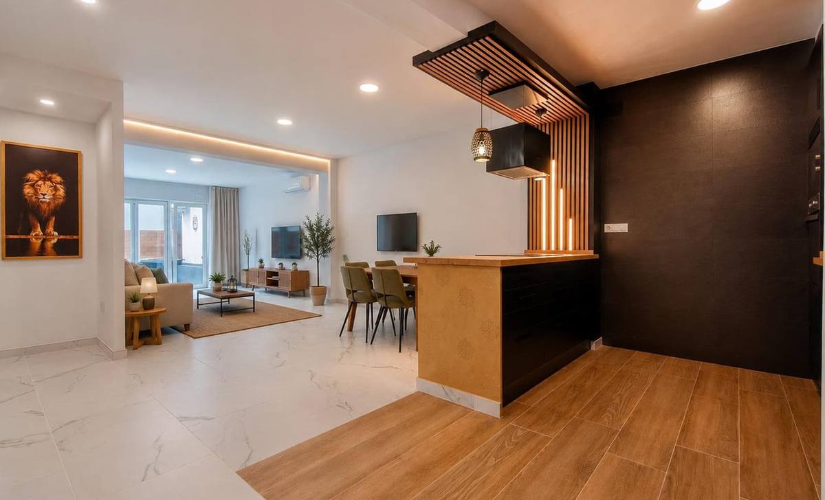 Salón y cocina de una vivienda reformada en Alzira