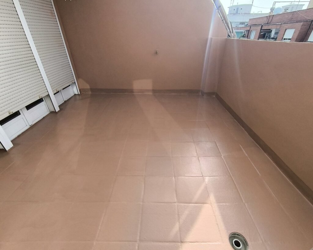 Terraza impermeabilizada con velo de fibra y pintura impermeabilizante en suelo y paredes