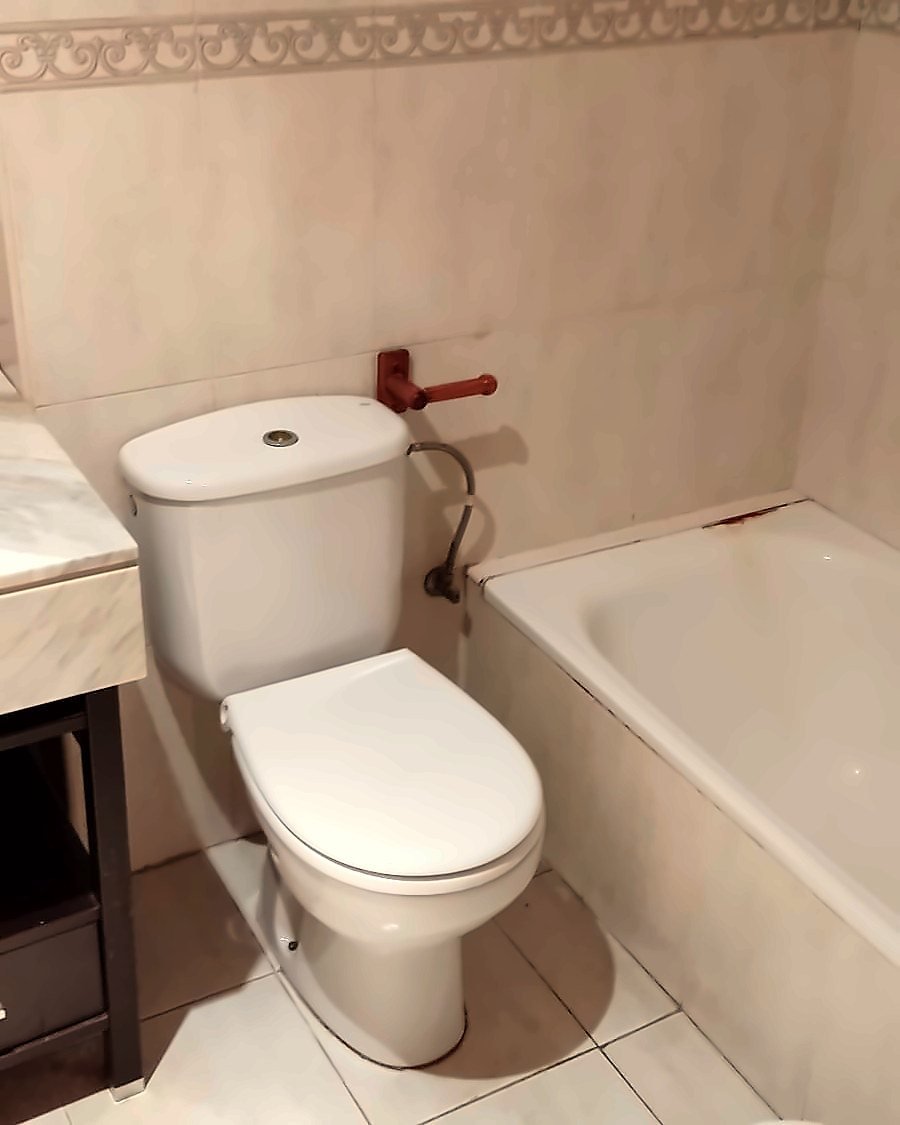 Baño en Carcaixent antes de la reforma, con bañera y azulejo antiguo